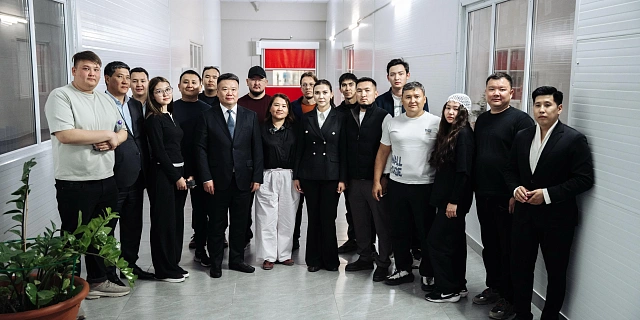 Kazakhstan’s Vice Minister of Agriculture and Agricultural Bloggers Visit Shin-Line’s Production Facility