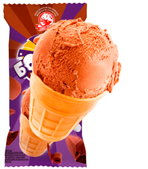 Шоколадное мороженое в вафельном стаканчике